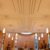 ...un ampio spazio con pareti rosa e soffitto bianco piano modellato a m� di croce... 
